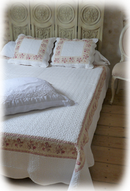couvre-lit,boutis motif toile de jouy rose