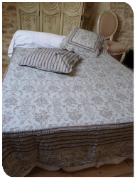 couvre lits boutis m�daillon bleu