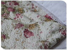 couvre-lit boutis sysley vue en gros plan des fleurettes