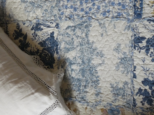 patchwork bleu sur le lit