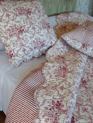 Les couvre lit boutis avec deux taies assorties pour lit 160 cm